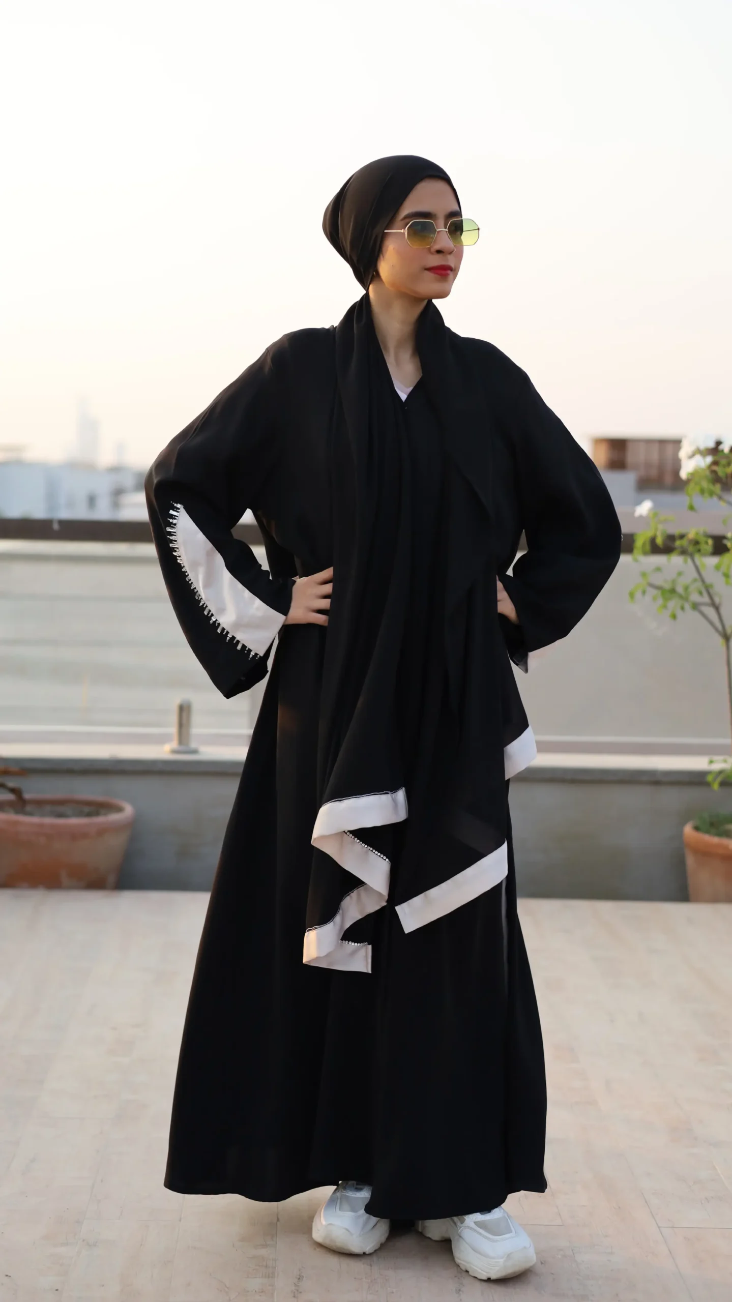 Noir Blanc Abaya (2)
